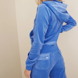 juicy byxor  - säljer mina blåa juicy byxor som tyvärr inte kommer till användning längre. Skicket är ungefär 6/10. Om ni har frågor eller vill ha egna bilder så kontakta privat!💕💕tryck ej på köp nu 