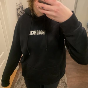 Hoodrich  - Säljer min hoodrich hoodie då den ej är min stil riktigt! Fint skicka, skriv privat för mer bilder osv💞 nypris runt 780! köparen står för frakten 