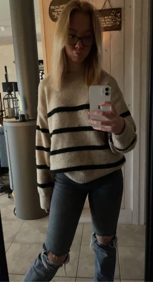 Stickad tröja  - Säljer denna randiga stickade tröja från HM, storlek M och sitter perfekt oversized 💕 Nypris 300kr och säljer för 100