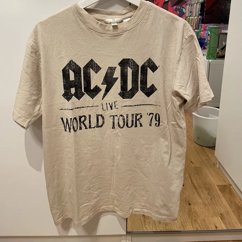 Beige ac/dc t-shirt, använd fåtal gånger, bra skick! . T-shirts.