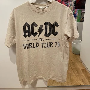 Ac/dc tröja  - Beige ac/dc t-shirt, använd fåtal gånger, bra skick! 