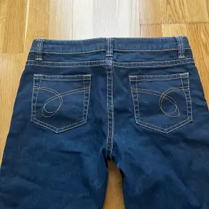 superfina lågmidjade jeans med detaljer på bakfickorna 💓