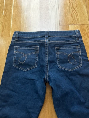 lågmidjade jeans - superfina lågmidjade jeans med detaljer på bakfickorna 💓