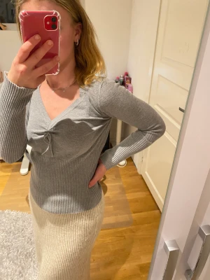 Grå tröja  - Jätte fin grå tröja säljs pga att den inte kommer till användning 