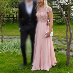 Balklänning  - Säljer min fina balklänning från Dressroom Linné🌸🌟 Nypris var 5000kr 