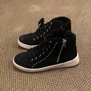 Höga sneakers - Svarta höga sneakers med dragkedja och nitar. Inga defekter eller så💗