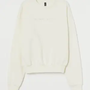 Jättegullig sweatshirt från H&M med texten ”human being” som står i små bokstäver. Använd några gånger och väldigt bra skick, säljer pga för många sweatshirts som aldrig används. Köpt för 300 och säljer för 150. Återkom för fler bilder ☺️