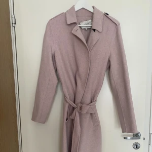 Kappa selected femme - Fin kappa från Selected femme. Använd men fint skick, bara lappen i nacken som lossnat lite i ena hörnet.