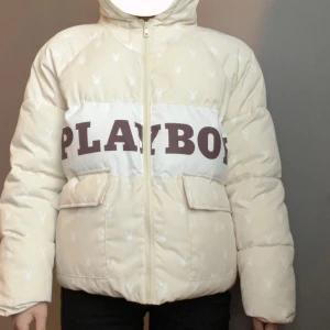 Playboy puffer jacka - Säljer min pufferjacket från Playboy, Missguided. Användes bara en vinter och är i jättebra skick. Supervarm (polyesterfyllning), vind- och vattentät. Längre i rumpan för extra värme. Köptes för 1200kr. Pris kan diskuteras vid snabb affär.