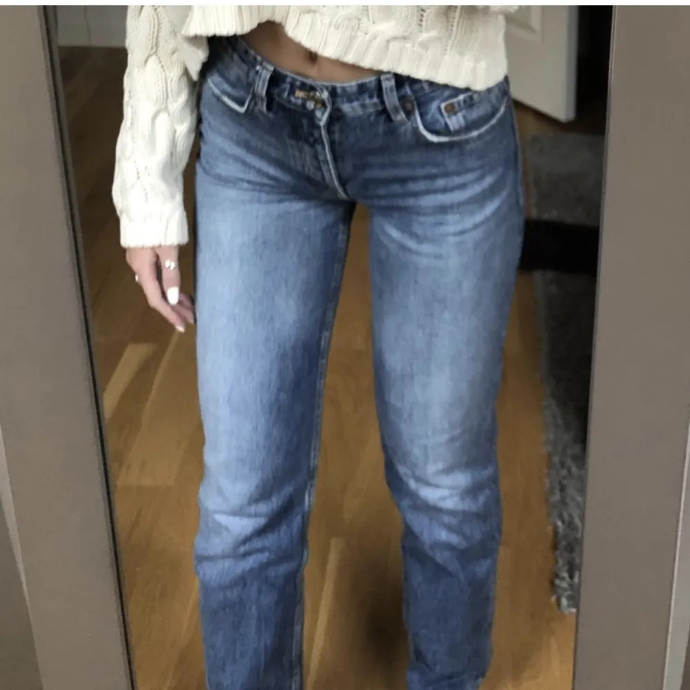 Säljer mina mellan/mörkblåa mid rise zara jeans, då jag tyvärr har för många jeans. De är i storlek 34. På mig skulle jag säga att de sitter mer som lågmidjade då de är lite stora i midjan. Väldigt bra passform och längd. Lånad första bild💗hör av er!!💗. Jeans & Byxor.