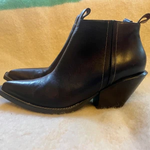 Ankelboots i läder, storlek 41 - Boots i skinn. Jättefint skick, knappt använda.   Vet tyvärr ej märke men kvaliteten känns mycket bra och de är tillverkade i Portugal. 