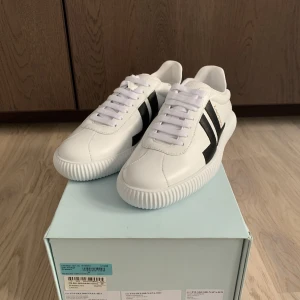 LANVIN LEATHER LOW TRAINERS - LANVIN GLEN ARPEGE SNEAKERS Size: 39 EU Helt nya aldrig använda 