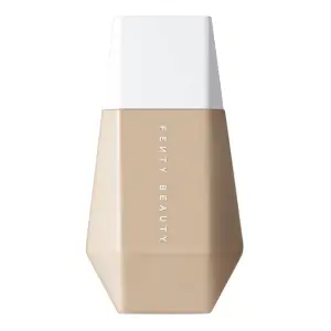 Säljer den här oanvända fenty beauty blurring skin tint. (endast testad på handen).🫶🏼Säljer pågrund utav fel färg! Nypris 410kr, säljes för 280kr! Förpackningen medföljs, färgen 3