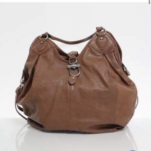 Säljer denna bruna rymliga väska, perfekt till skolan 💞köpt på sellpy 