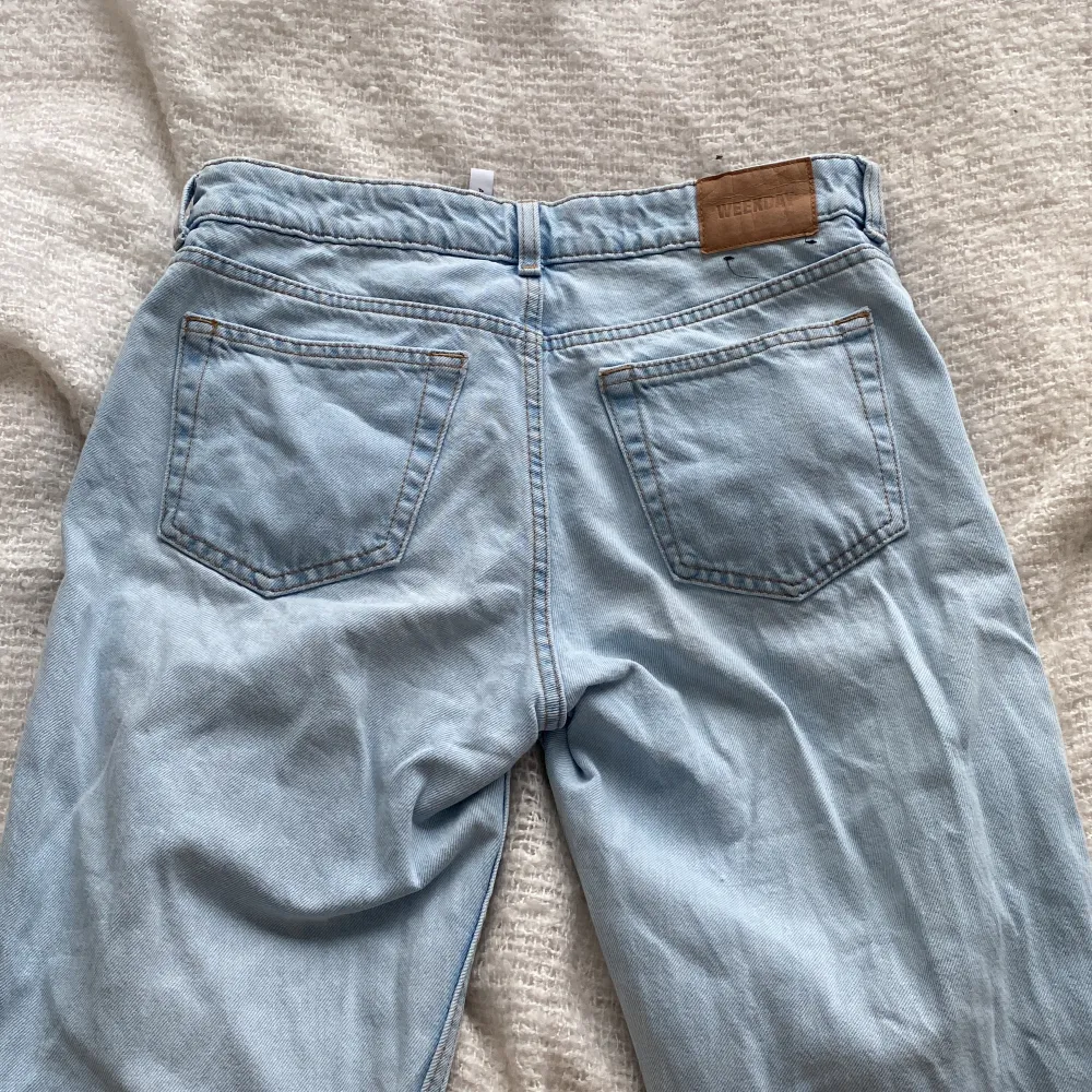 Säljer dessa super snygga jeans från weekday i modellen Arrow low då de tyvärr blivit för stora!:(( Första bilden är lånad från Lova Widerberg, jeansen är i storleken 27/32! Det är bara att skicka ett meddelande om du undrar något 💞. Jeans & Byxor.