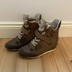 Face Rebel skor - Face Rebel skor i iprinsip ny skick. Använd endast ett fåtal gånger. Storlek 38