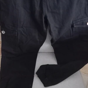 Byxa Alicia cargo - Svart cargobyxa från Lager 157 Black Label Collection. (Missade skicka tillbaka då det var fel str)