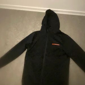 Prada hoddie - Schysst tröja