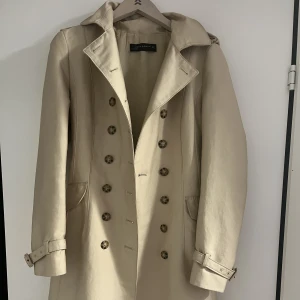 Trenchcoat Zara - Trenchcoat i mycket bra skick!! Står storlek L men passar mig som har 36 i vanliga fall!