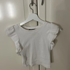 Volangtopp Zara - Vit volangtopp från Zara i storlek S🤍🥰