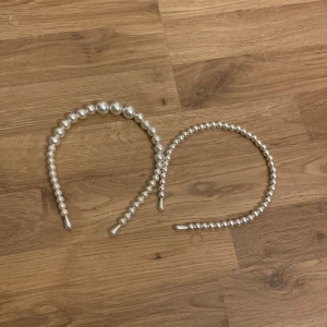 Diadem❤️ - Två suuuper fina pärldiadem!❤️ inga defekter alls och knappt använda, säljer pga har för många diadem 💘✌🏼köpt för 199kr💗säljer båda för 15kr💜