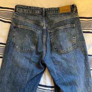 Mörkblåa Jeans  - Nytt pris 400kr, frakt 49kr, säljer för att de är för stora för mig. Fint och nytt skick, jeansen är använda ett fåtal gånger. Har ett hål i vänstra benet och är flared längst ner.