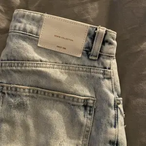 Säljer mina Bershka Mom jeans då de inte passar. använt vid ett få tal tillfällen. 