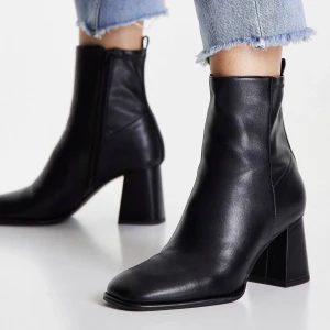 Miss Selfridge Boots - Trendiga svarta boots med klack. Skorna är oanvända och kvar i boxen. Säljer då de tyvärr aldrig kommer till användning💛