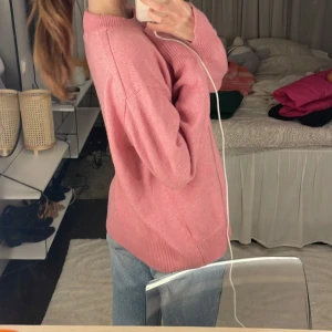 Rosa stickad  - Super fin rosa stickad tröja från hm med slits i ärmarna. Använd Max 5 gånger! 💖