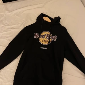 Hard rock cafe hoodie - Säljer denna fina hard rock cafe hoodie😃 den är såå mysig och cool, perfekt oversize för mig som brukar ha small i tröjor💕 klassisk tröja som aldrig går ur stil, perfekt skick😇 kom privat för bilder på passform!