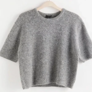 Stickad tshirt! - En så fin stickad tshirt från & other stories. Säljer då den inte kommer till användning. Köptes för 600kr och är i nyskick. Skriv gör egna bilder.