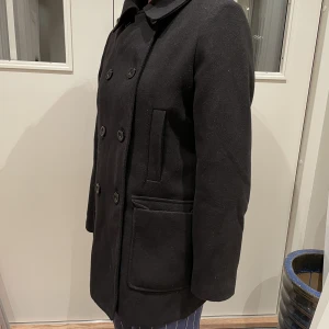 Svart, höstig kostymkappa - Väldigt bra skick, fint material, använd 10-15 gånger. Från UK storlek UK14/EU40