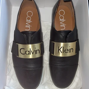Calvin Klein skor - Svarta skor med gulddetaljer. Jättefina och i bra skick