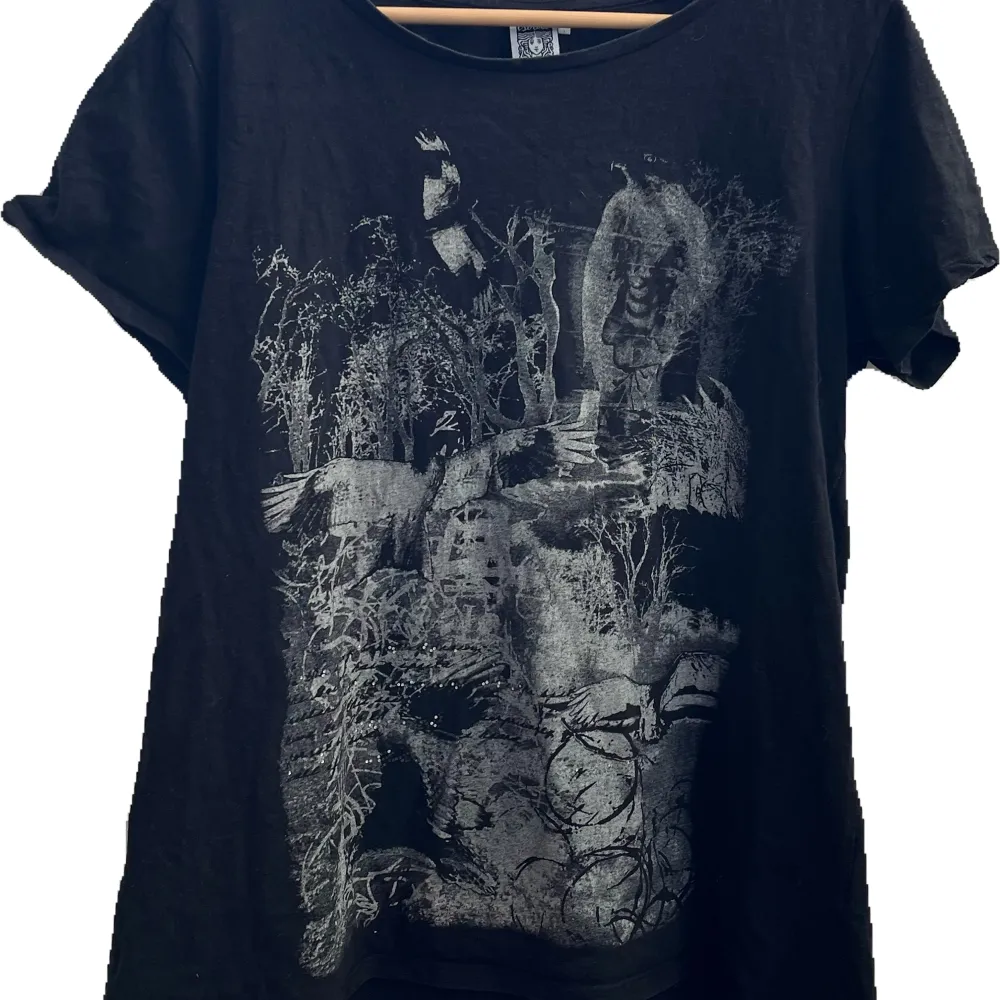 En stor svart t shirt med as coolt tryck på framsidan. Kan mötas upp i Stockholm eller frakta då köparen står för frakten💞. T-shirts.