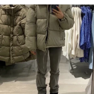 Pufferjacka hm olivgrön💚 - Säljer nu denna populära puffer jacka från hm’s kollektion förra året. Köpte den här på plick så första bilden är lånad, tycker inte att modellen passar mig tyvärr🫶🏽 den är slutsåld och går ej att köpa längre 😊  Storlek S
