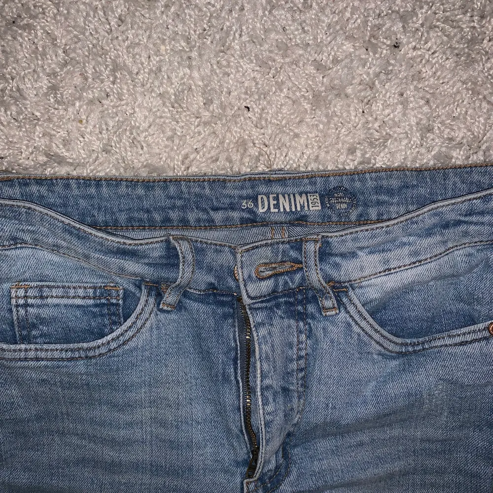 Raka/Straight blåa high waist jeans i storlek 36. Jag köpte de via en annan säljare här på Plick, därav är det ursprungliga märket okänt för mig. Materialet är väldigt stretchigt, så det går lätt att vika ned kanterna för att skapa en low waisted look!. Jeans & Byxor.