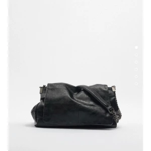 Zara väska - Hej! Jag vill sälja min Zara väska eftersom att jag har köpt en ny💕 kontakta för privata bilder och andra frågor! Köparen står för frakten💕