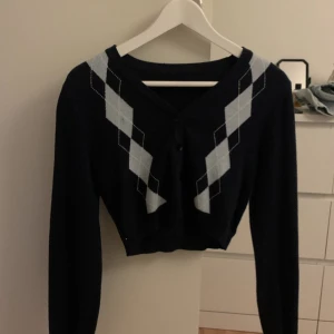 Croppad kofta - Storlek S tror jag, osäker på märke då det inte finns någon lapp men gissar på Brandy Melville.