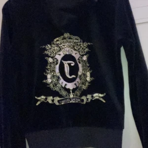 Juicy couture kofta - Jättefin Juicy couture kofta som inte går att få tag i längre! inga defekter Strl är L i barn strl som alltså är Xs i vuxenstrl!❤️