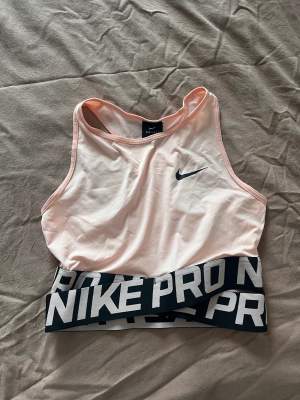 Säljer denna ljusrosa träningstopp från Nike i strl small. Knappt använd och helt som ny. Köparen står för frakt!😋