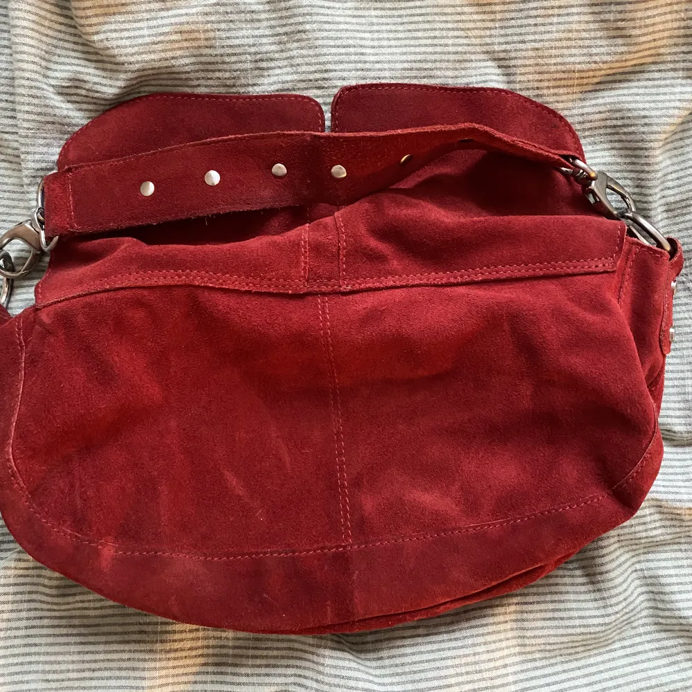 Snygg röd unlimit väska som ej kommer till användning längre. Runt ”låset” på den högra fickan har tyget gått sönder, men det är inget som syns när man har den stängd som vanligt!🫶 Den är väldigt rymligt och är den större storleken . Väskor.
