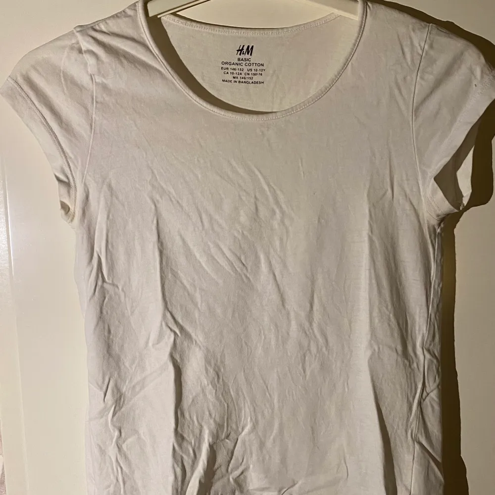 En vit T-shirt från hm i storlek 146/152. T-shirts.