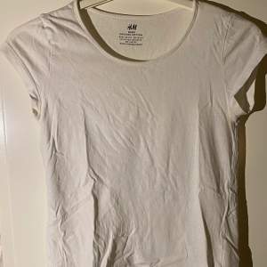 En vit T-shirt från hm i storlek 146/152
