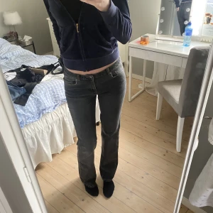 Midrise straight jeans - Supersnygga midrise straight jeans. De är grå/svarta och har fina detaljer på rumpan, Innerbensmåttet är 82cm och midjemåttet 37cm, jag är 178cm lång, kom privat för fler bilder eller frågor💗💕