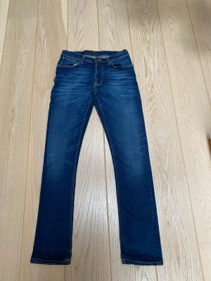 Nudie jeans  - Säljer ett par fina Nudie jeans som används för lite. Sparsamt använda och är i fint skick. Är du intresserad av fler bilder eller om priser inte passar så hojta till så ser vi vad vi kan få ihop! 