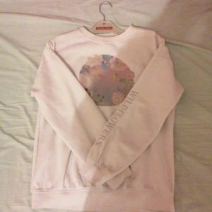Sweatshirt  - Säljer min sweatshirt från H&M då den ej kommer till användning längre, har blivit använd nå fåtal gånger. Kontakta för fler bilder. 