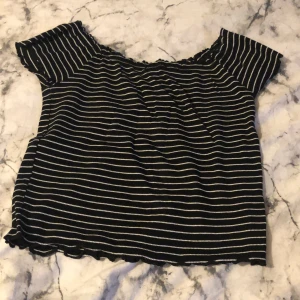 Ribbad off-shoulder - Svartvit randig ribbad off-shoulder topp. Köpt på Gina tricot för några år sedan. Använd en gång. Fint skick då den endast legat i garderoben. Storlek M men passar S  Frågor?  Skriv i DM  Köparen står för frakten. 