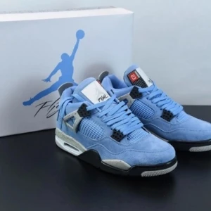 Air Jordan 4 Retro University Blue  - In och kolla instagram @sneakpoint2022 finns alla skor som du kan tänka dig det är bara DM vid frågor/beställa Storlekar: 36-47 