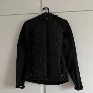 Vindjacka  - Knappt använd. Från hm