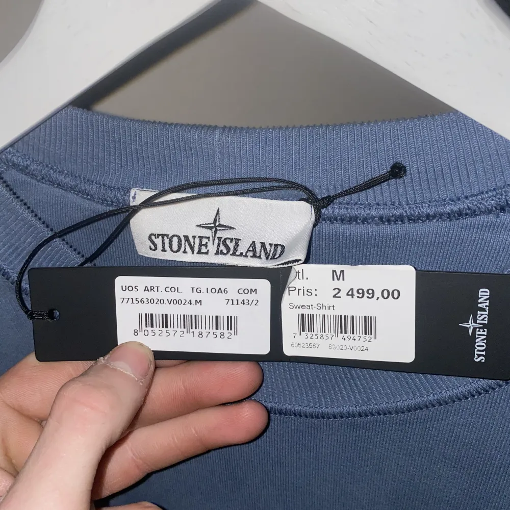 Säljer en oanvänd Stone Island Sweatshirt då den aldrig användes  Helt oanvänd, köpt på NK i Stockholm Kvitto finns och kan visas upp vid efterfrågan   Skickas med spårbar frakt från Postnord. Står ej för slarv från postnord. Kan mötas upp inom Sthlm. Tröjor & Koftor.